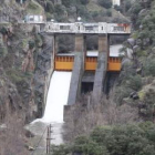 El salto de la Fuente de la Azufre, a las puertas de Ponferrada, ayer por la mañana.