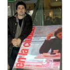 El director catalán Cesc Gay posa junto al cartel de su película