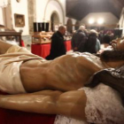 Cristo yacente procedente de León, ayer en la iglesia de San Francisco de Villafranca.