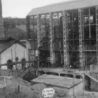 Arriba, postal con la térmica en obras (1930). Abajo, personal de MSP. CORTESÍA COUREL/ SR FLORENTINO