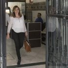 Susana Díaz, a su llegada ayer a la reunión de la Comisión Ejecutiva del PSOE de Andalucía. J. MUÑOZ