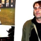 Jannis Markopoulos, junto a una de las imágenes expuestas