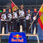 David Alaiz, primero por la derecha, con la bandera de España. DL