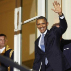 Obama saluda a su llegada a una cena ofrecida por los reyes de Holanda para los asistentes a la cumbre de seguridad nuclear, anoche en La Haya.