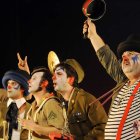 El coro griego se convierte en este montaje en un grupo de surrealistas bufones y payasos de circo cargados de humor ácido.