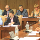 Un momento de la intervención de Ismael Álvarez, dirigiéndose a Carlos López Riesco durante el debate plenario.