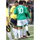 Combo de fotografías que muestran a Morales dándole un rodillazo al jugador del equipo de la alcaldí