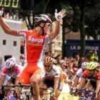 Cipollini mira a sus rivales, durante una victoria en el Tour de Francia