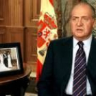 Don Juan Carlos, durante su discurso navideño desde el Palacio de la Zarzuela la pasada Nochebuena