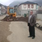 El alcalde de Villamanín, Óscar Gutiérrez, visitó ayer las obras de renovación de la red de aguas