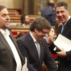 El líder del PPC en el Parlament, Xavier García Albiol, saluda al 'president' Carles Puigdemont, antes de una sesión de control en el Parlament.