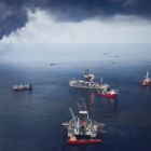Una humareda se levanta en el Golfo de México, producto del petróleo quemado.