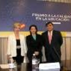 Dolores Rojo, a la izquierda, al recibir el diploma en Madrid
