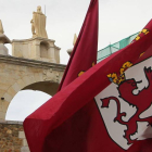 Banderas de León en el Arco de la Cárcel  para celebrar el alzamiento contra los franceses