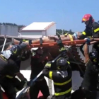 Los bomberos durante el rescate del niño de once años. VIGILI DEL FUOCO