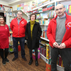 Audelino González y Pablo Aguado, de Cruz Roja, con las emprendedoras Ana Mauríz y Ana García. DE LA MATA