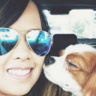 Nina Pham, la enfermera contagiada en EEUU, con su perro
