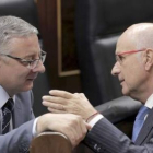 José Blanco y el portavoz parlamentario de CiU, Josep Antoni Durán i Lleida, durante el debate.