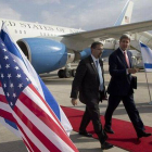 El secretario de Estado, John Kerry (derecha), y el embajador de EEUU en Israel se dirigen a la cita con Netanyahu en el aeropuerto de Tel Aviv.