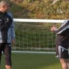 Roberto Carlos, a la derecha, se ríe por una broma de Ronaldo durante un entrenamiento