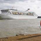 El buque ‘MS Balmoral’ al salir del puerto de Southampton.