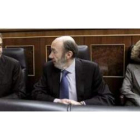 El presidente del Gobierno, durante la sesión de control al Gobierno celebrada ayer, junto al vicepr