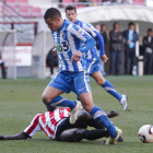 Acorán, de nuevo muy activo en el ataque berciano, pelea un balón con Moustapha bajo la atenta mirada de Máyor.