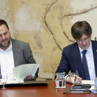 Junqueras y Puigdemont, ayer en la Generalitat. ANDREU DALMAU