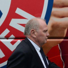 Hoeness, junto al autocar de la plantilla del Bayern, el pasado mes de noviembre.