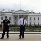 Agentes del Servicio Secreto custodian la Casa Blanca
