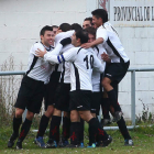 El equipo hullerista celebra el gol de su victoria.