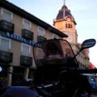 Una motocicleta de gran cilindrada, aparcada frente al Ayuntamiento de La Bañeza