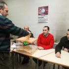 Uno de los trabajadores deposita su voto en el referéndum del día 2