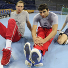 Stranovsky, Borges y Cabanas hacen estiramientos a la conclusión de un entrenamiento.