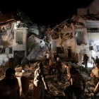 Civiles y miembros de la defensa civil buscan supervivientes en un edificio destrozado por los bombardeos aéreos, este lunes por la noche, en Idleb.