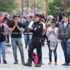 Gestos de asombro, móviles y estupor en torno al cordón policial frente a la pasarela de La Condesa.