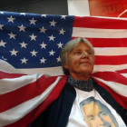 Una votante del DPS, del primer ministro de Montenegro, el prooccidental Milo Djukanovic, con una bandera de EEUU tras conocerse los resultados de las elecciones.