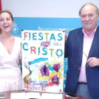 Laura Álvarez y José Manuel Otero, ayer con el cartel. CEBRONES