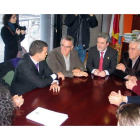 Los participantes ayer en el Ayuntamiento de El Barco en la comisión de seguimiento de la A-76.
