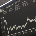 Imagen de una pantalla en la Bolsa de Fráncfort, Alemania, durante la jornada de ayer.