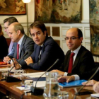Roberto Bermúdez de Castro (en el centro de la foto, con un bolígrafo en la mano), en la reunión que convocó el 28 de octubre con los secretarios de Estado del Gobierno central, para organizar el despliegue del 155.