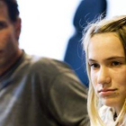 Laura Dekker, de trece años, junto a su padre.