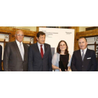 La premiada, en el centro, ayer después de recibir el premio a la Investigación Económica. DL