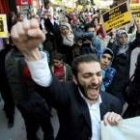 Manifestación ayer de islamistas turcos en contra del pronunciamiento del Ejército