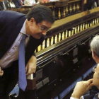 Óscar López, portavoz del PSOE en el Senado conversa con el presidente de la Cámara Alta, Pío García-Escudero.