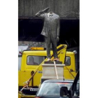 Una camioneta se lleva una efigie decapitada de Sadam Huseín