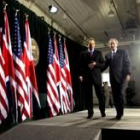 Blair y Bush, tras la rueda de prensa ofrecida para informar de la reunión en Camp David