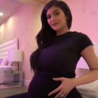 Imagen del vídeo de Kylie Jenner en el que ha anunciado que ha dado a luz una niña.