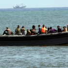 Varios inmigrantes en una patera que ayer detectó la Guardia Civil en aguas melillenses.