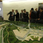 A la izquierda, José Ángel Azuara explica la maqueta del proyecto a Francisco Fernández.